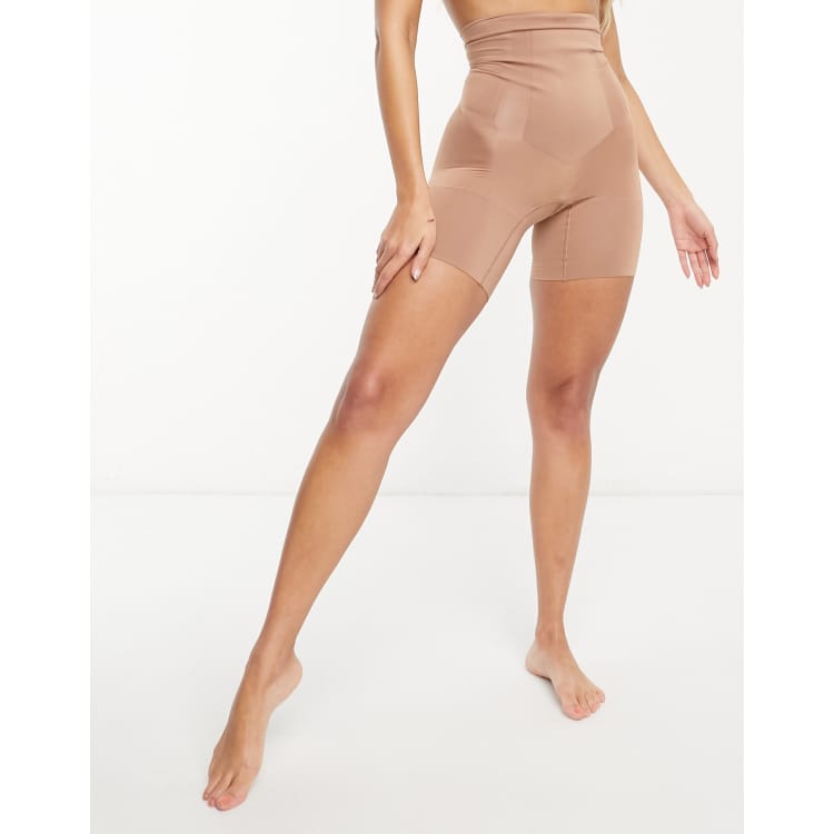 Pantalones cortos beis moldeadores de compresion extrafirme y corte de talle alto a medio muslo Oncore de Spanx ClassicfuncenterShops