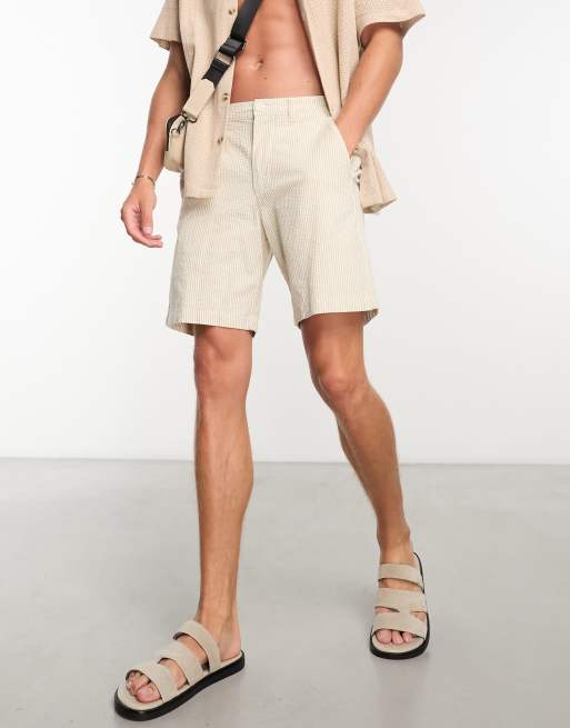 Pantalones cortos beis y blancos a rayas de mezcla de algodón y sirsaca de Selected Homme