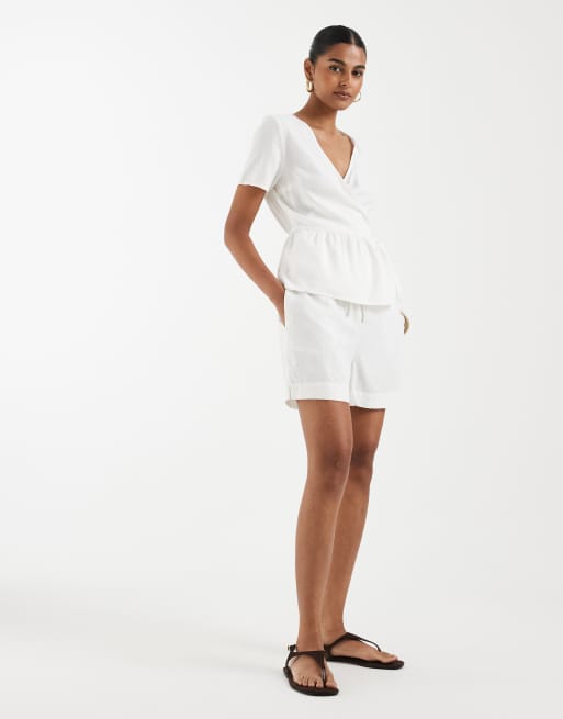 Pantalones cortos blancos con cinturilla paperbag con lazada de tejido efecto lino de Vero Moda (parte de un conjunto), 2 de 5