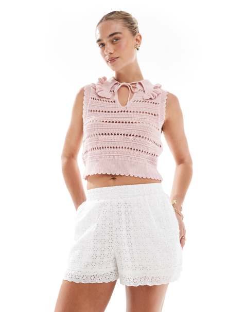 Pantalones cortos blancos con diseño bordado y ribete festoneado de algodón exclusivos de The Frolic - view 1
