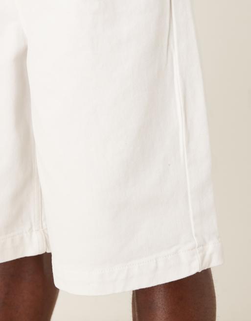 Pantalones cortos blancos de corte alargado con pinzas de ASOS DESIGN, 4 de 5