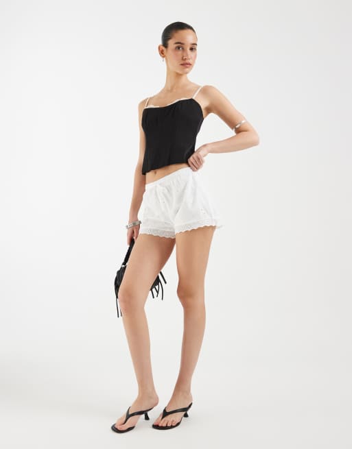 Pantalones cortos blancos estilo bóxer con bordado inglés Judy de Motel, 3 de 5