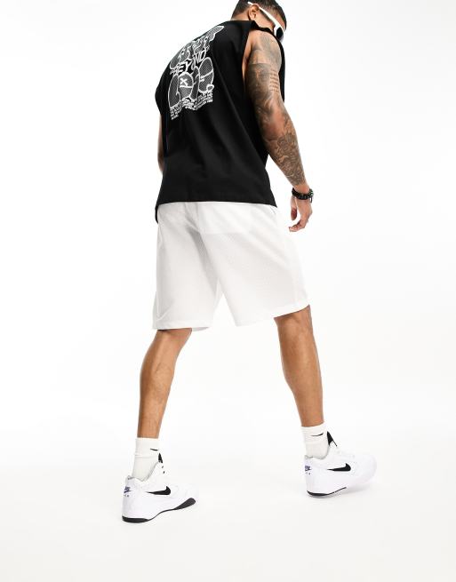 Pantalones cortos blancos extragrandes de baloncesto de malla deportiva de ASOS DESIGN, 3 de 4