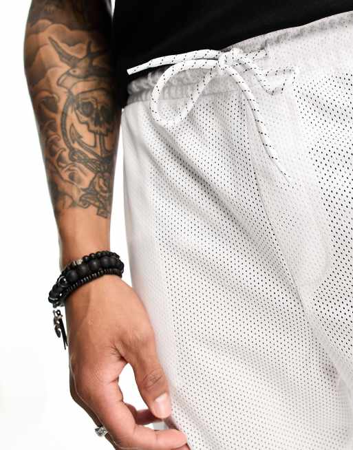 Pantalones cortos blancos extragrandes de baloncesto de malla deportiva de ASOS DESIGN, 4 de 4