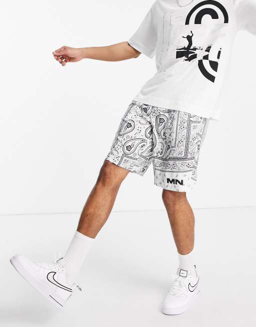 Pantalones cortos blancos sin cierres con estampado de bandana de Mennace