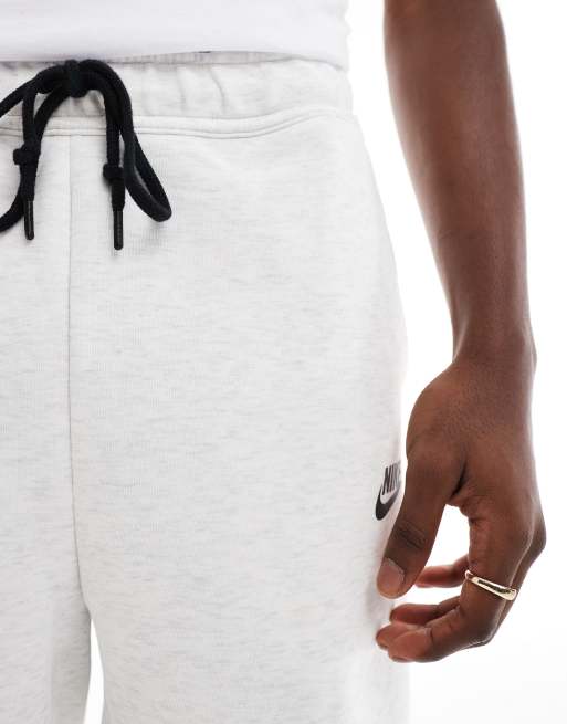 Pantalones cortos blancos Tech Fleece de Nike Club ASOS - Main Image