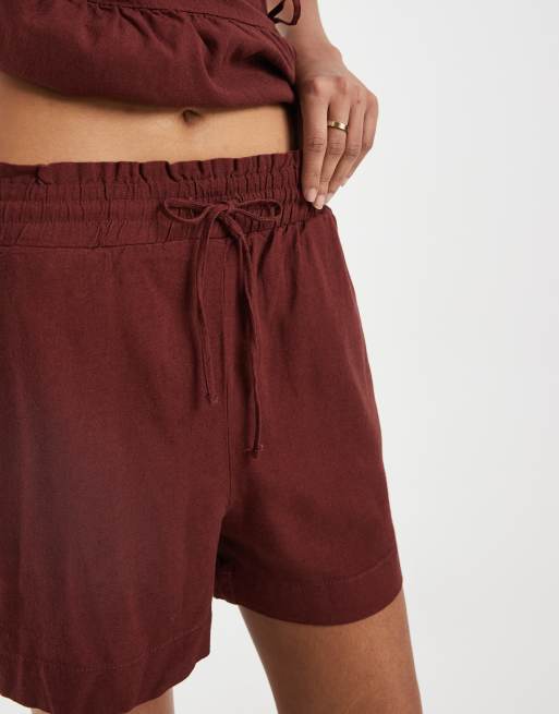 Pantalones cortos burdeos con cinturilla paperbag con lazada de tejido efecto lino de Vero Moda (parte de un conjunto), 3 de 5