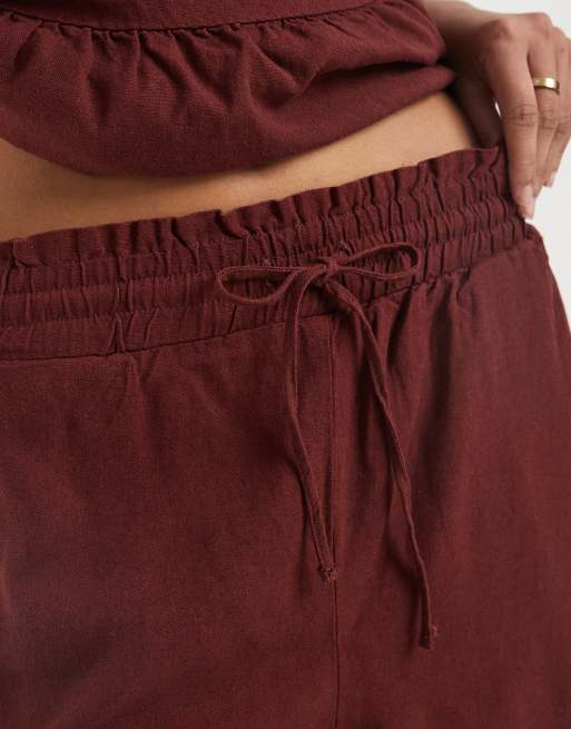 Pantalones cortos burdeos con cinturilla paperbag con lazada de tejido efecto lino de Vero Moda (parte de un conjunto), 4 de 5