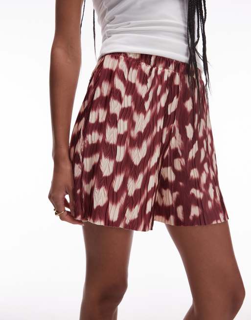 Pantalones cortos burdeos plisados de pernera ancha con estampado animal abstracto de Topshop, 2 de 5