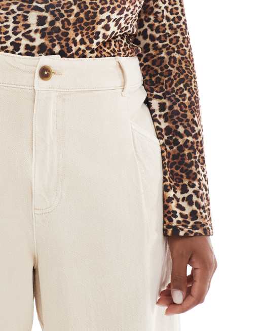 Pantalones cortos capri color arena de pernera ancha de ASOS DESIGN Curve, 5 de 5