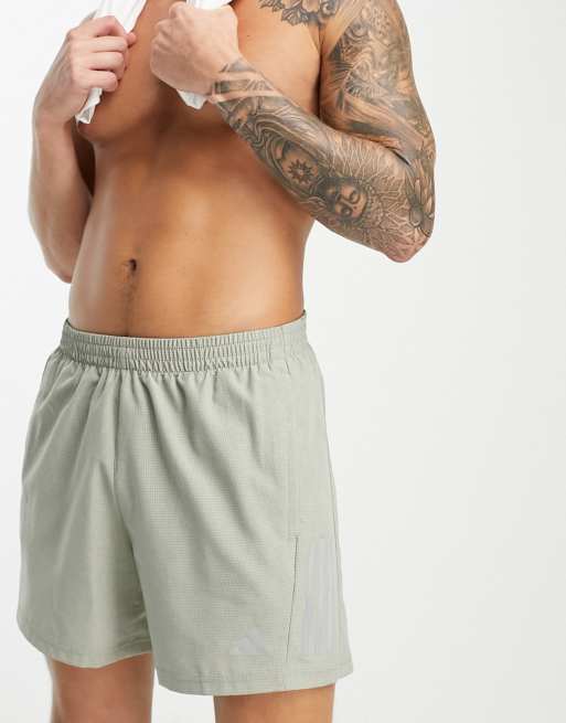 Pantalones cortos caqui jaspeado Own The Run de adidas Running, 2 de 4