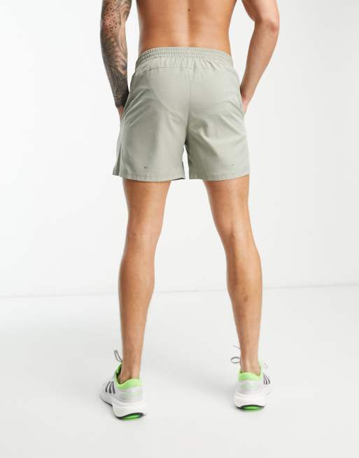 Pantalones cortos caqui jaspeado Own The Run de adidas Running, 3 de 4