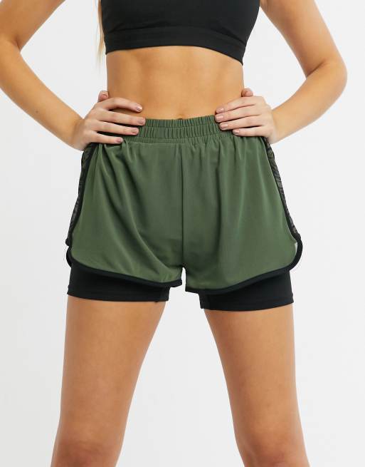 Pantalones cortos caqui para entrenar de doble capa con panel lateral con estampado de tigre de South Beach, 2 de 4