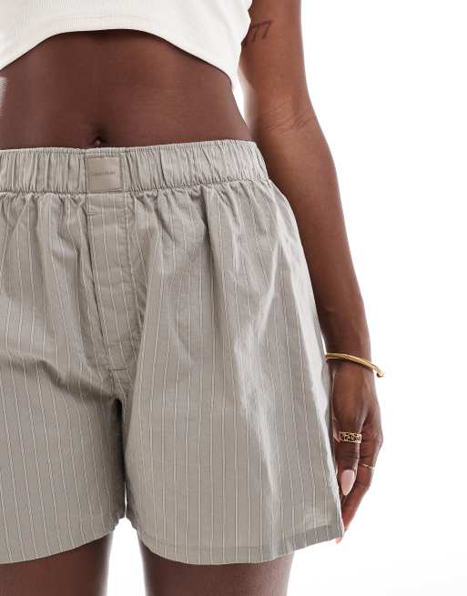 Pantalones cortos caquis a rayas estilo bóxer unisex de corte slim de popelina de algodón de Calvin Klein, 5 de 5