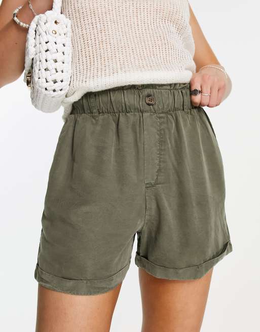 Pantalones cortos caquis de talle alto con cinturilla paperbag de Noisy May
