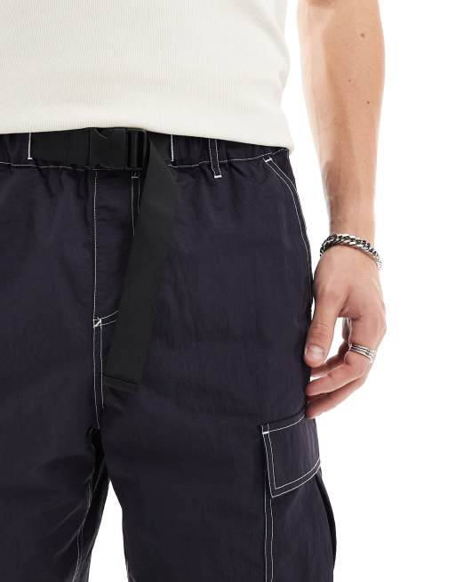 Pantalones cortos cargo azul marino con detalle de cinturón de ASOS DESIGN, 4 de 5