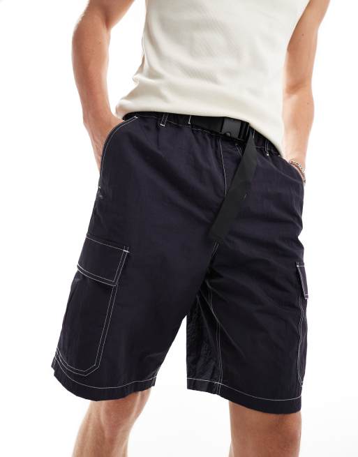 Pantalones cortos cargo azul marino con detalle de cinturón de ASOS DESIGN, 5 de 5