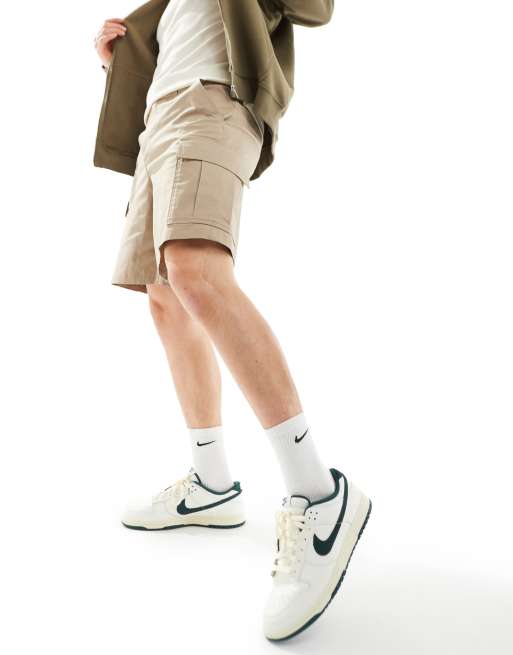Pantalones cortos cargo beis Club de Nike, 5 de 5