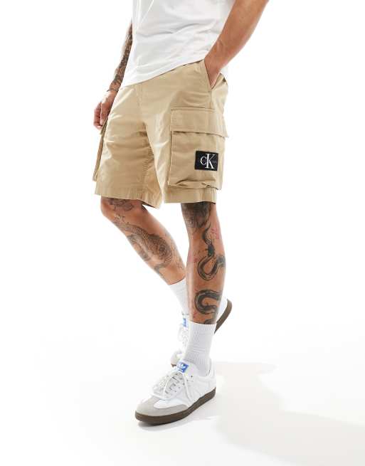 Pantalones cortos cargo beis con detalle de parche de Calvin Klein Jeans