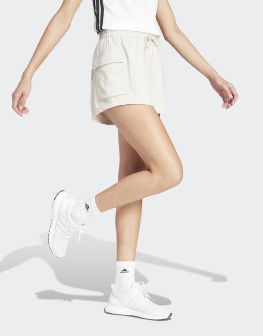 Pantalones cortos cargo beis y blancos básicos con logo pequeño de felpa de rizo Essentials de adidas Performance, 2 de 4