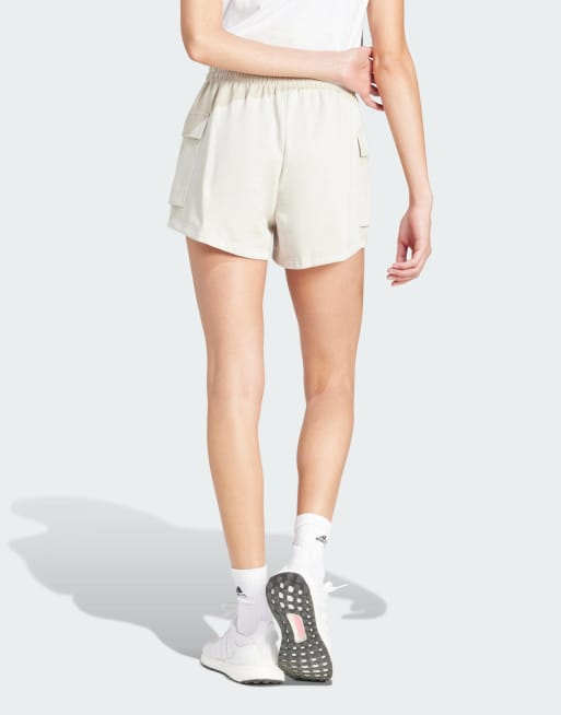 Pantalones cortos cargo beis y blancos básicos con logo pequeño de felpa de rizo Essentials de adidas Performance, 4 de 4