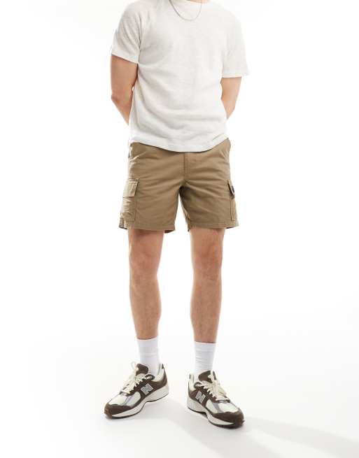 Pantalones cortos cargo caquis de corte slim con detalle de parche de ASOS DESIGN