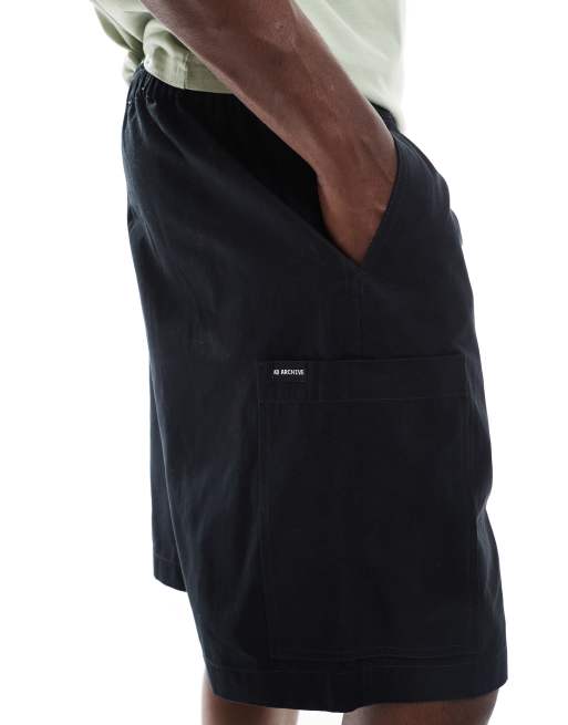Pantalones cortos cargo negros de largo medio con detalle de parche de ASOS DESIGN, 2 de 5