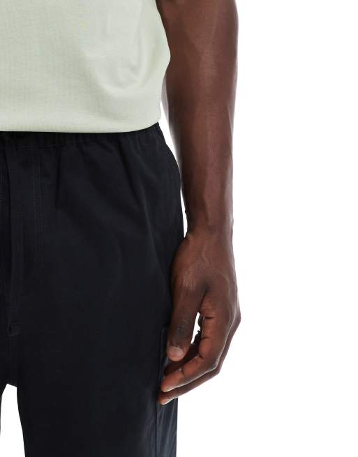 Pantalones cortos cargo negros de largo medio con detalle de parche de ASOS DESIGN, 4 de 5