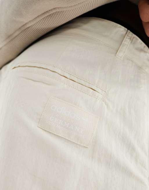 Pantalones cortos chinos blanco hueso de adidas Originals