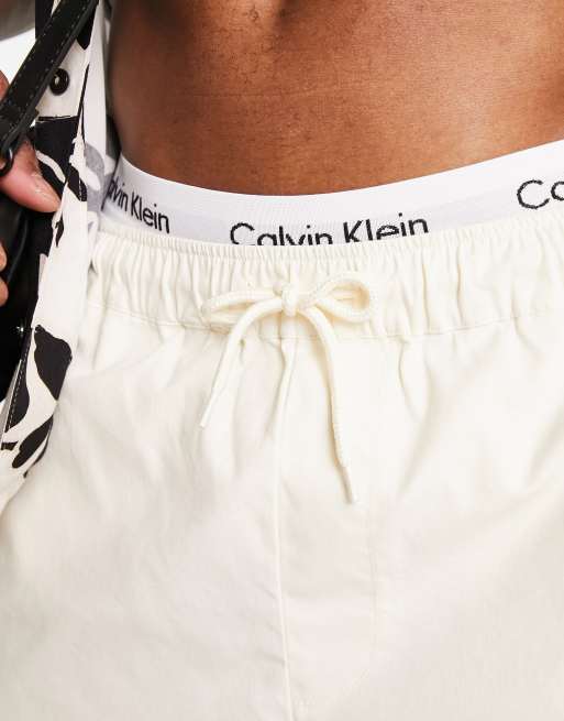 Pantalones cortos chinos blancos de corte ancho y largo estándar de ASOS DESIGN , 3 de 4