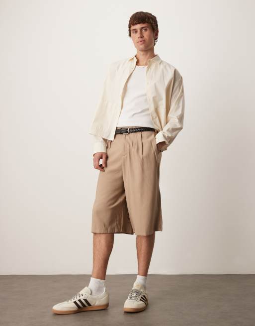 Pantalones cortos color arena de estilo bermudas extragrandes con detalle de pinzas de ASOS DESIGN