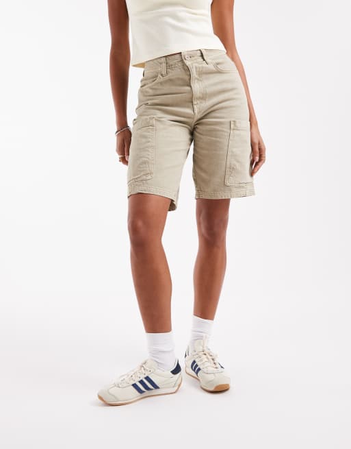 Pantalones cortos color arena lavado utilitarios de corte alargado de ASOS DESIGN