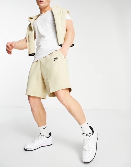 Pantalones cortos color arena Tech Fleece de Nike 