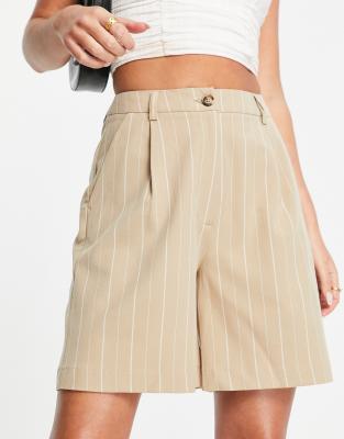 Pantalones cortos color camel de corte largo estilo bermudas con raya diplomática de Pimkie