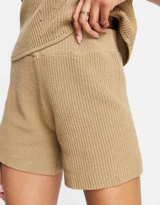 Pantalones cortos color camel de punto de Selected Femme (parte de un conjunto)