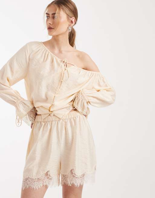 Top color champán con escote Bardot de satén de ASOS DESIGN (parte de un conjunto), 2 de 3