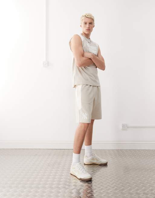 Pantalones cortos color crema con diseño estilo raglán y detalle de los NY Yankees de New Era (parte de un conjunto)
