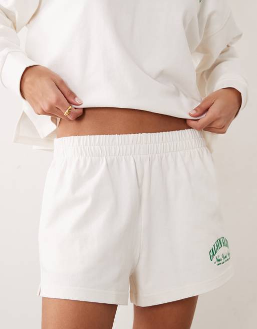 Pantalones cortos color crema con logo de punto de Calvin Klein (parte de un conjunto), 6 de 6