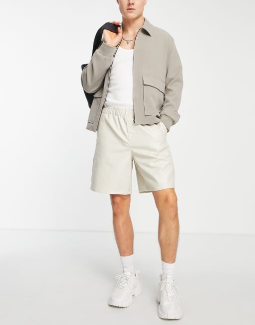 Pantalones cortos color crema de corte cuadrado de tejido efecto cuero de ASOS DESIGN - BEIGE