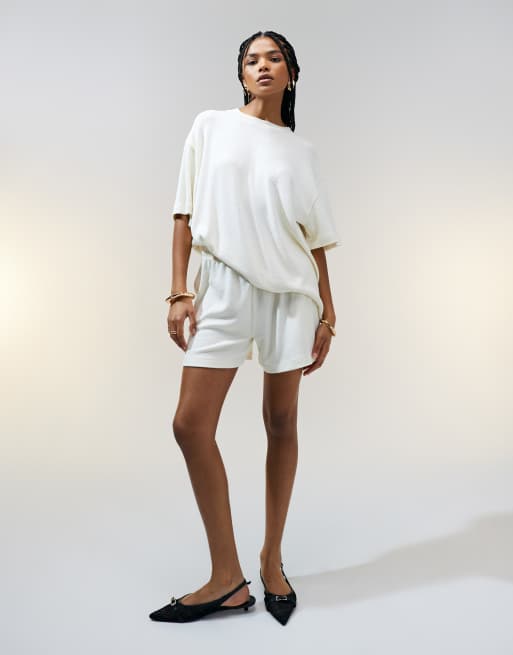 Pantalones cortos color crema de punto texturizado de ASOS DESIGN (parte de un conjunto)