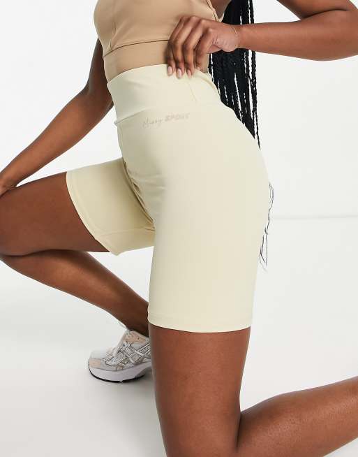 Pantalones cortos color crema deportivos con parte trasera fruncida de Missy Empire