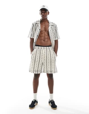 Pantalones cortos color crudo con diseño estampado de croché de River Island (parte de un conjunto)