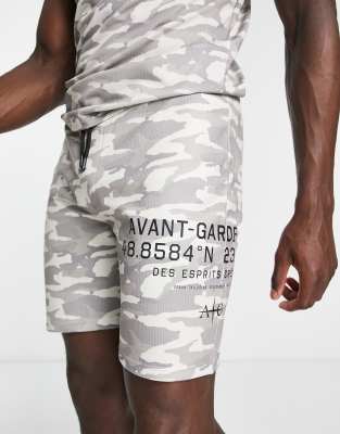 Pantalones cortos color crudo con estampado de camuflaje Grid de Avant Garde (parte de un conjunto)