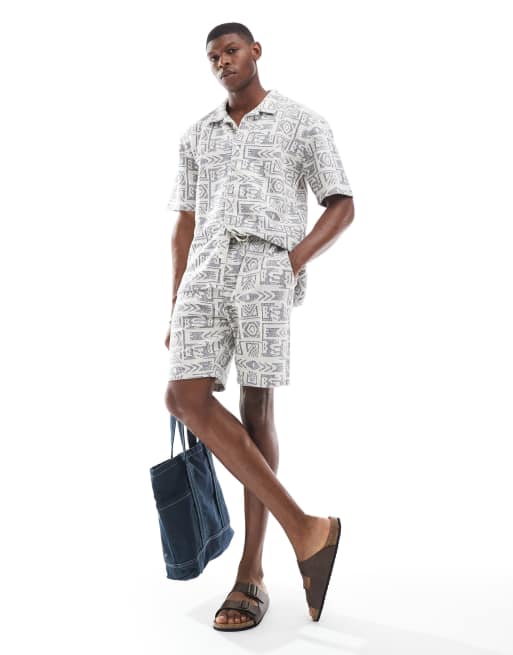 Pantalones cortos color crudo texturizados con diseño estampado de ASOS DESIGN (parte de un conjunto)