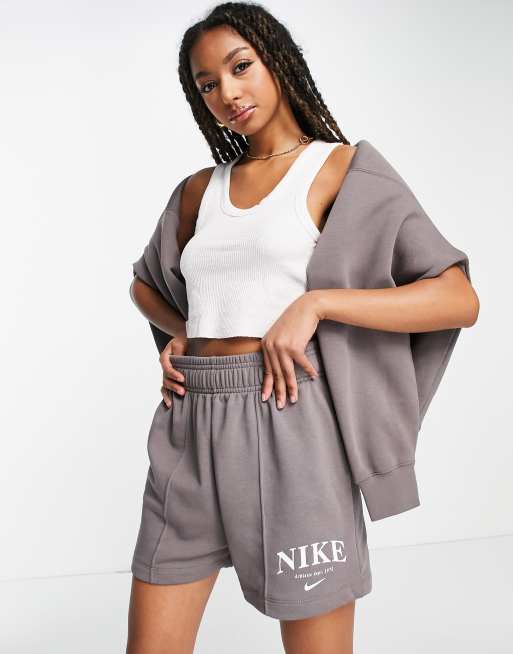 Pantalones cortos color gris piedra básicos con cordón ajustable y diseño retro de felpa de Nike