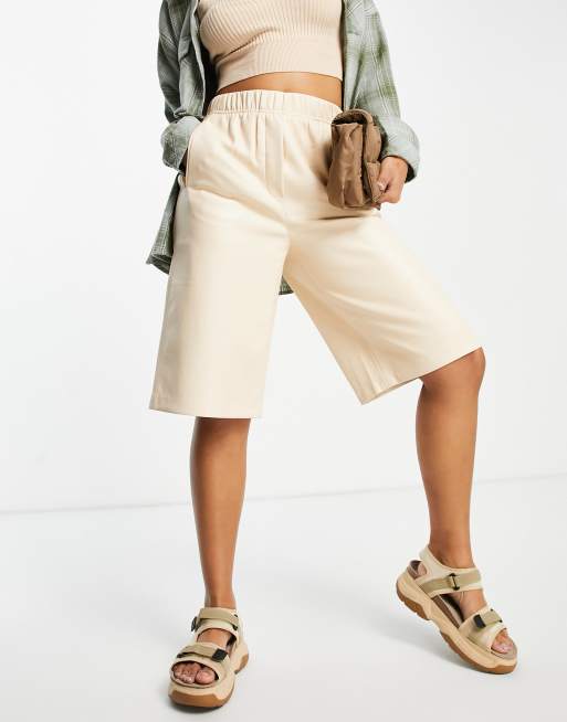 Pantalones cortos color nata urbanos de diseño largo de cuero sintético de Mango