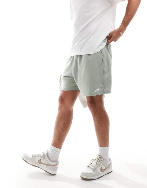 Pantalones cortos color oliva de felpa de rizo de Nike Club
