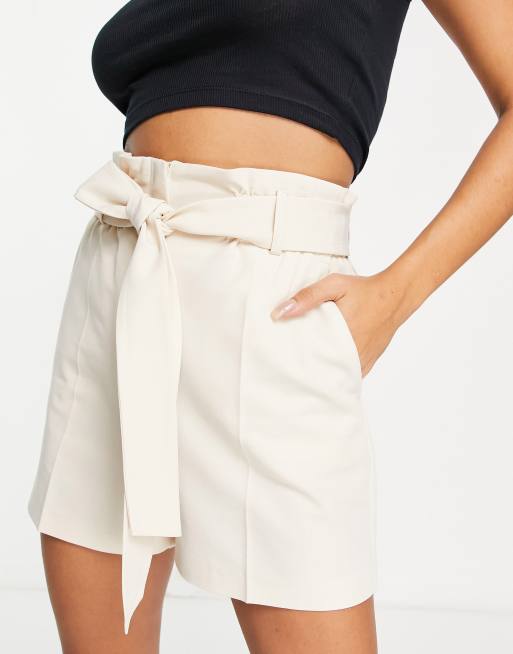 Pantalones cortos color piedra con cinturilla paperbag de Miss Selfridge