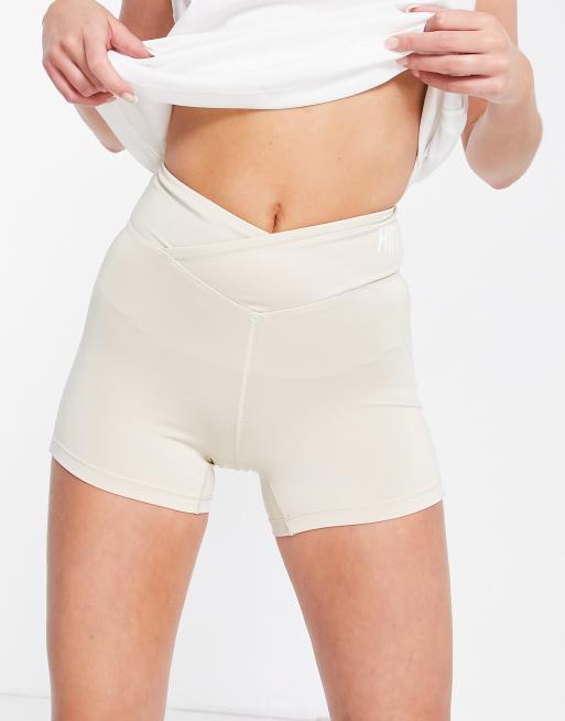 Pantalones cortos color piedra con fruncido trasero de HIIT