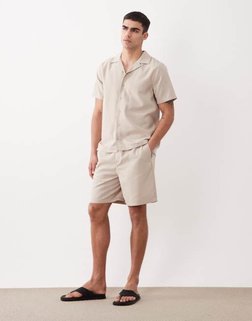 Conjunto color piedra de pantalones cortos y camisa con cuello de solapas de tejido efecto lino de New Look, 2 de 3